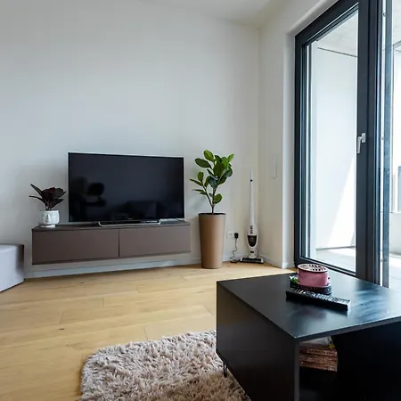 Modern & Minimalistic - Garage & Balcony דירה