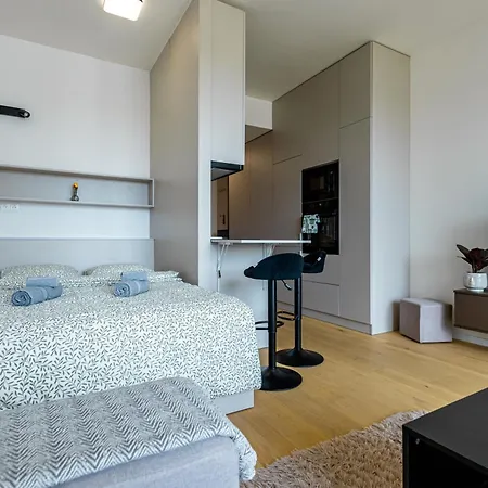 Modern & Minimalistic - Garage & Balcony Apartamento *