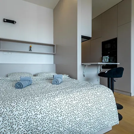 アパート Modern & Minimalistic - Garage & Balcony *