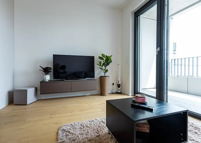 Modern & Minimalistic - Garage & Balcony アパート