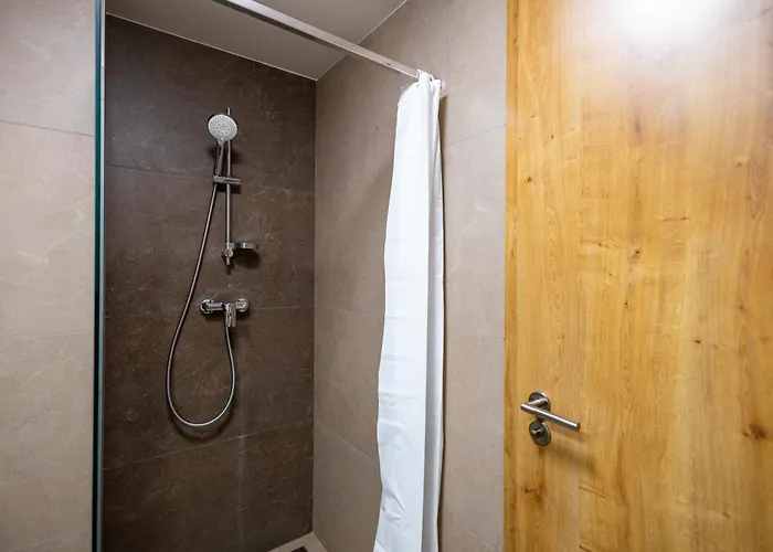 Modern & Minimalistic - Garage & Balcony דירה *