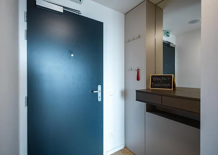 Modern & Minimalistic - Garage & Balcony * ブラチスラヴァ