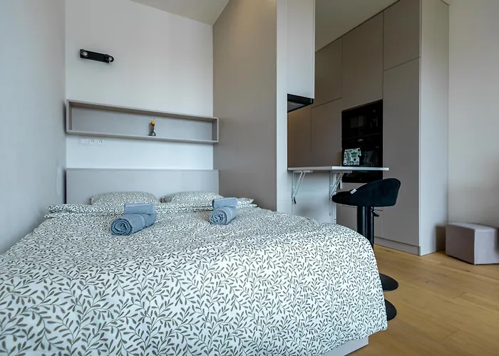 アパート Modern & Minimalistic - Garage & Balcony *