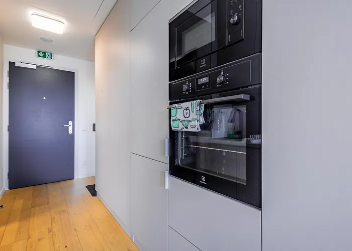 Modern & Minimalistic - Garage & Balcony Apartamento *