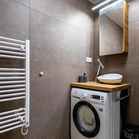 Modern & Minimalistic - Garage & Balcony Lägenhet *