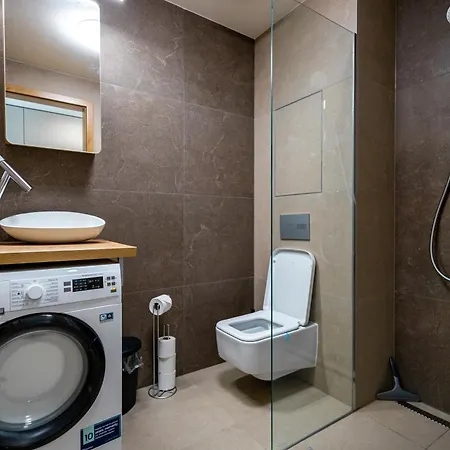 Modern & Minimalistic - Garage & Balcony Lägenhet *