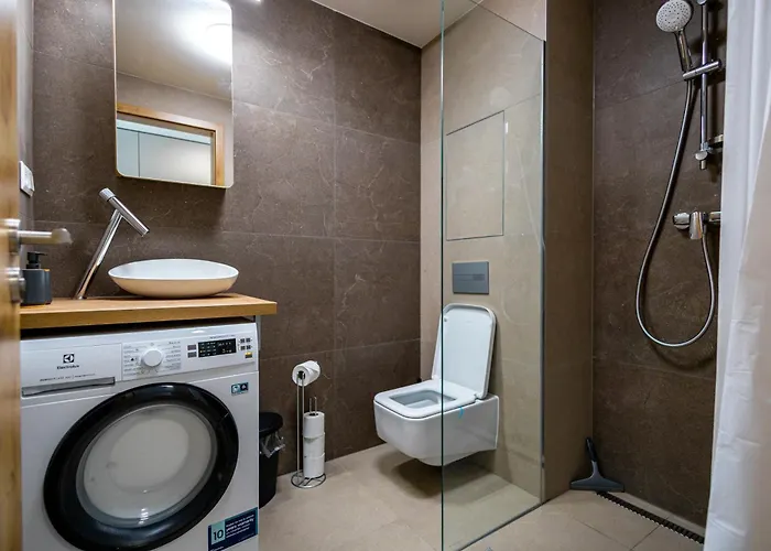 Modern & Minimalistic - Garage & Balcony Lägenhet *